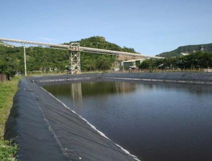 قم بتثبيت HDPE Geomembrane 1.0mm سماكة لبركة الأسماك