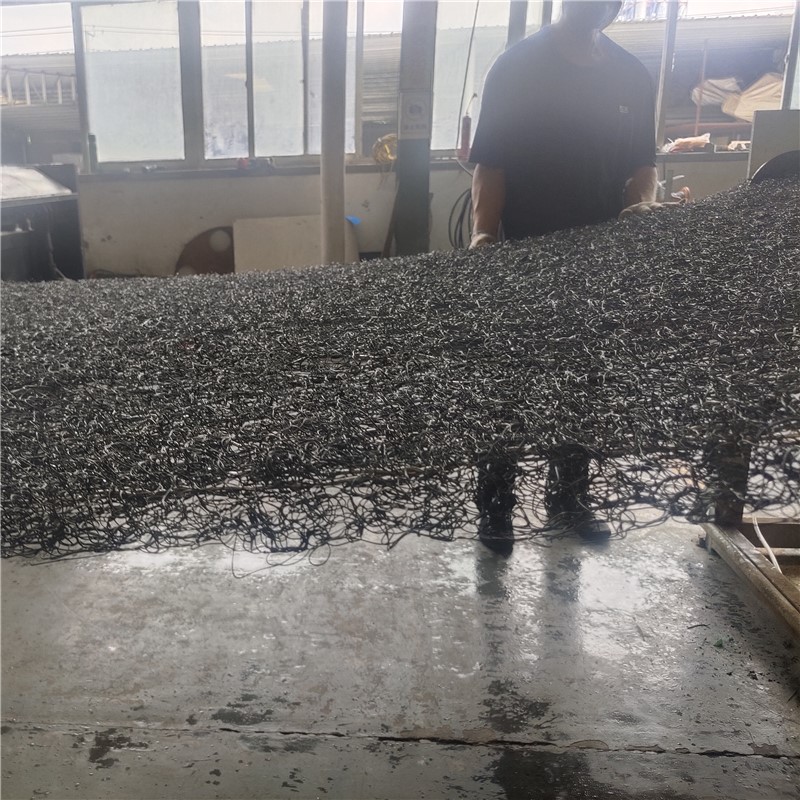 ورشة إنتاج صفائح الصرف الصحي.jpg