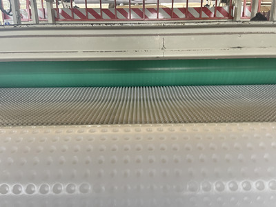 لوح تصريف غمازات من البولي إيثيلين عالي الكثافة.jpg لوح تصريف غمازات من البولي إيثيلين عالي الكثافة.jpg