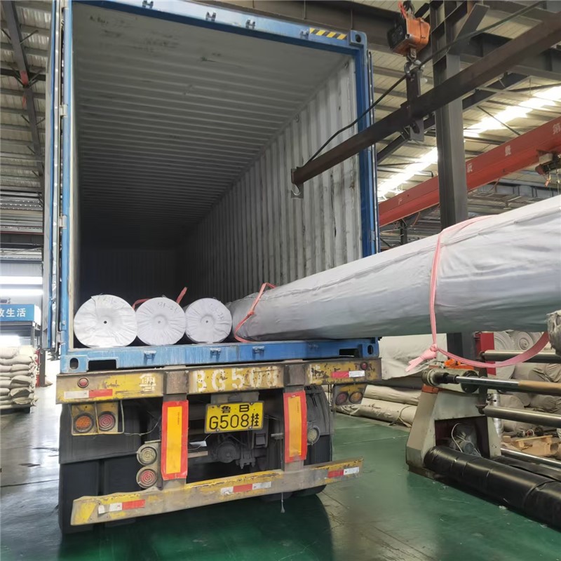 غشاء أرضي من البولي إيثيلين عالي الكثافة 1.5 مم.jpg غشاء أرضي من البولي إيثيلين عالي الكثافة 1.5 مم.jpg