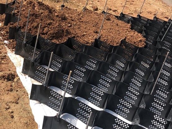 مثبت الحصى Geocell.jpg مثبت الحصى Geocell.jpg
