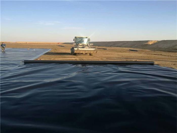 بطانة بركة من غشاء البولي إيثيلين عالي الجودة.jpg بطانة بركة من غشاء البولي إيثيلين عالي الجودة.jpg