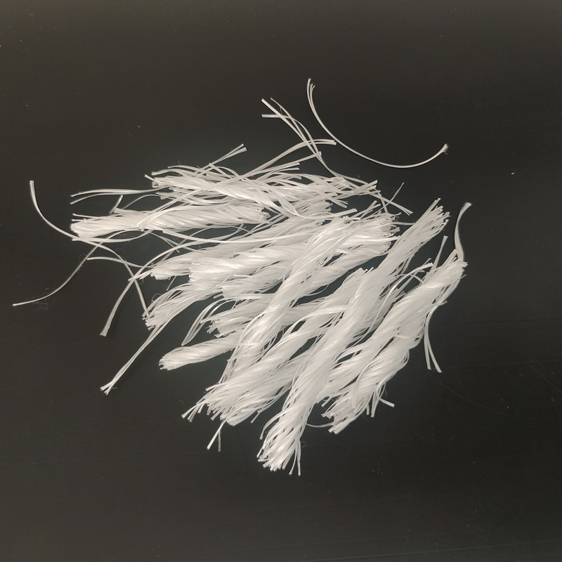 صورة ألياف البولي بروبيلين البيضاء الملتوية.jpg