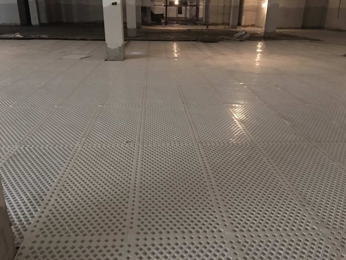 لوح تصريف الدمل لعزل تسرب المياه في الطابق السفلي.jpg