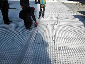 لوحة تصريف ذات تجاويف لمرآب تحت الأرض.jpg