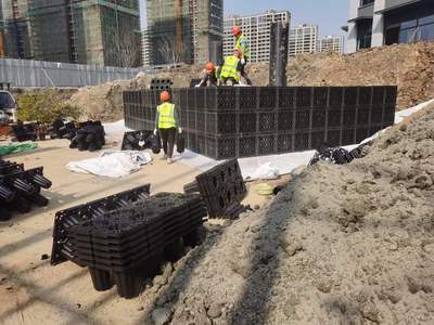وحدة تجميع مياه الأمطار على الطرق.jpg