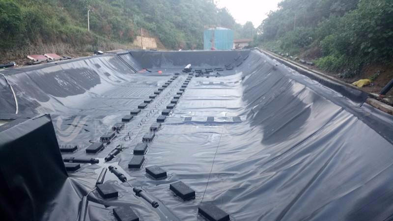 صورة بطانة غشاء HDPE لمعالجة عصارة مكبات النفايات.jpg
