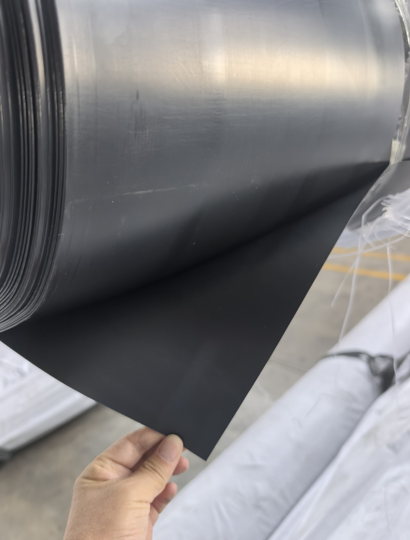 غشاء HDPE الجيوممبرين الأملس.jpg غشاء HDPE الجيوممبرين الأملس.jpg